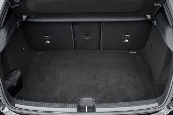 Mercedes-Benz A-Klasse 250 Premium Plus AMG-Line Night Pano Burmester Ambiente
