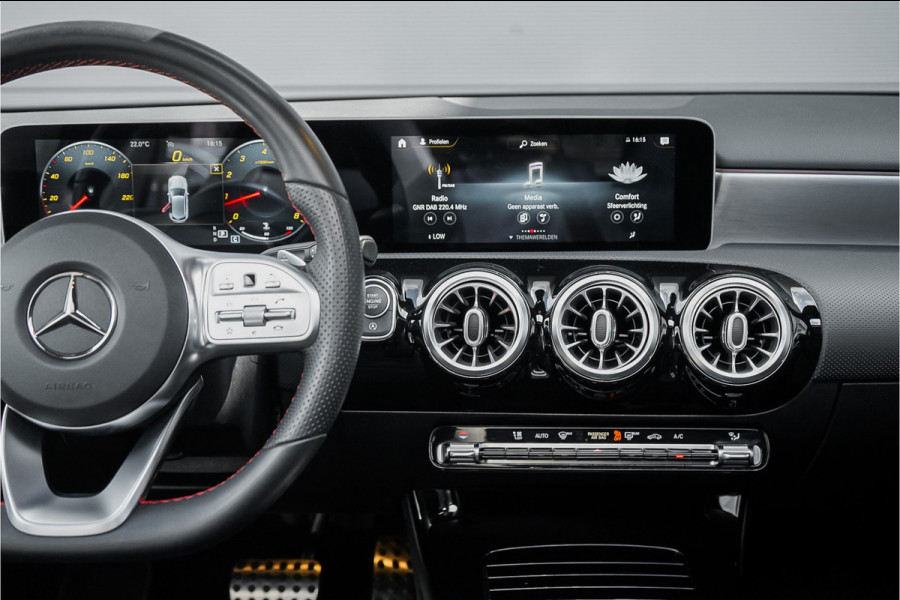 Mercedes-Benz A-Klasse 250 Premium Plus AMG-Line Night Pano Burmester Ambiente