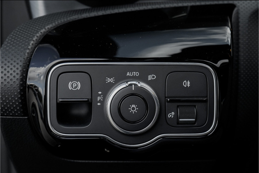 Mercedes-Benz A-Klasse 250 Premium Plus AMG-Line Night Pano Burmester Ambiente