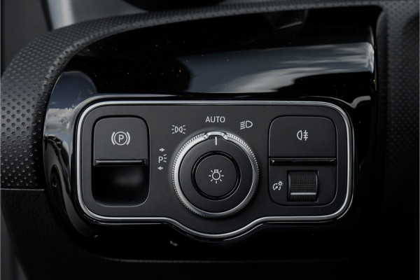 Mercedes-Benz A-Klasse 250 Premium Plus AMG-Line Night Pano Burmester Ambiente
