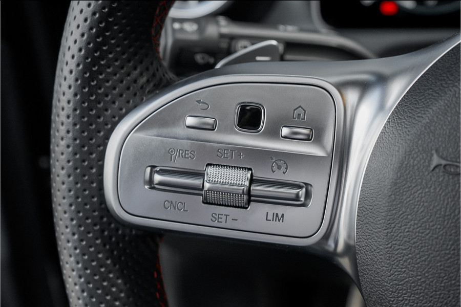 Mercedes-Benz A-Klasse 250 Premium Plus AMG-Line Night Pano Burmester Ambiente