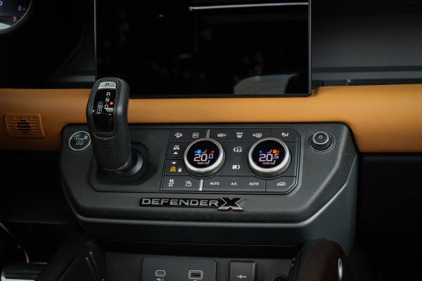 Land Rover Defender 110 P400e 110 X URBAN STOELVERWARMING & VERKOELING | ADAPTIVE | TREKHAAK | STUURVERWARMING | URBAN | SFEERVERLICHTING |