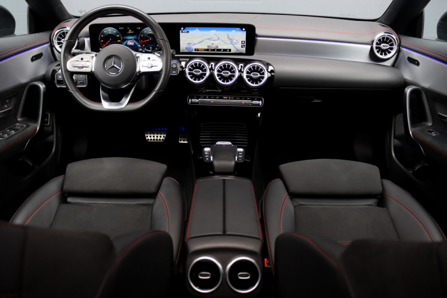 Mercedes-Benz CLA-Klasse 200 Business Solution AMG Line Aut7 | Panoramadak | Widescreen | Trekhaak | Sfeerverlichting | Camera | High Perf. LED | Stoelverwarming | Cruise Control |