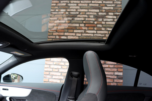 Mercedes-Benz CLA-Klasse 200 Business Solution AMG Line Aut7 | Panoramadak | Widescreen | Trekhaak | Sfeerverlichting | Camera | High Perf. LED | Stoelverwarming | Cruise Control |