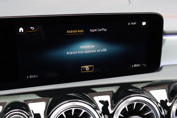 Mercedes-Benz CLA-Klasse 200 Business Solution AMG Line Aut7 | Panoramadak | Widescreen | Trekhaak | Sfeerverlichting | Camera | High Perf. LED | Stoelverwarming | Cruise Control |