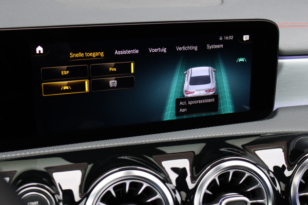 Mercedes-Benz CLA-Klasse 200 Business Solution AMG Line Aut7 | Panoramadak | Widescreen | Trekhaak | Sfeerverlichting | Camera | High Perf. LED | Stoelverwarming | Cruise Control |