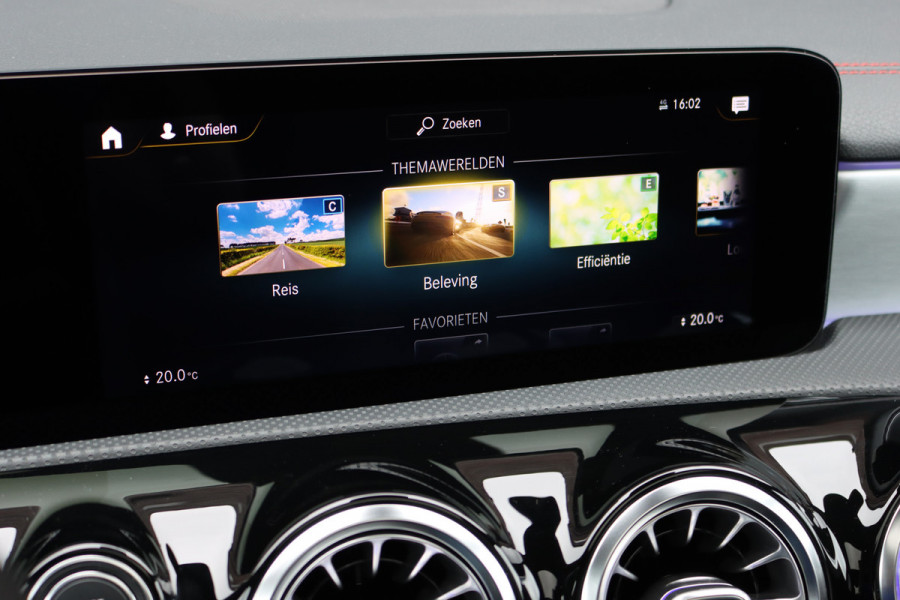 Mercedes-Benz CLA-Klasse 200 Business Solution AMG Line Aut7 | Panoramadak | Widescreen | Trekhaak | Sfeerverlichting | Camera | High Perf. LED | Stoelverwarming | Cruise Control |