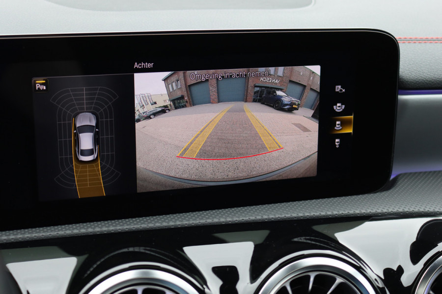 Mercedes-Benz CLA-Klasse 200 Business Solution AMG Line Aut7 | Panoramadak | Widescreen | Trekhaak | Sfeerverlichting | Camera | High Perf. LED | Stoelverwarming | Cruise Control |