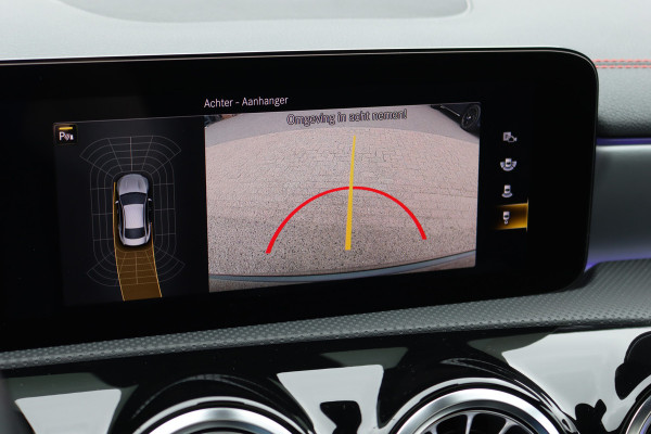 Mercedes-Benz CLA-Klasse 200 Business Solution AMG Line Aut7 | Panoramadak | Widescreen | Trekhaak | Sfeerverlichting | Camera | High Perf. LED | Stoelverwarming | Cruise Control |