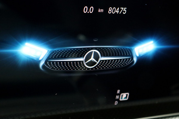 Mercedes-Benz CLA-Klasse 200 Business Solution AMG Line Aut7 | Panoramadak | Widescreen | Trekhaak | Sfeerverlichting | Camera | High Perf. LED | Stoelverwarming | Cruise Control |