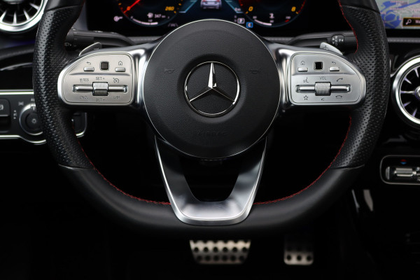 Mercedes-Benz CLA-Klasse 200 Business Solution AMG Line Aut7 | Panoramadak | Widescreen | Trekhaak | Sfeerverlichting | Camera | High Perf. LED | Stoelverwarming | Cruise Control |