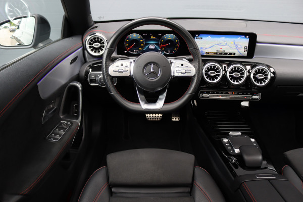 Mercedes-Benz CLA-Klasse 200 Business Solution AMG Line Aut7 | Panoramadak | Widescreen | Trekhaak | Sfeerverlichting | Camera | High Perf. LED | Stoelverwarming | Cruise Control |