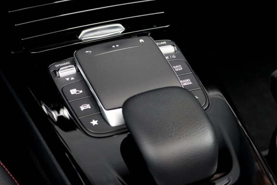 Mercedes-Benz CLA-Klasse 200 Business Solution AMG Line Aut7 | Panoramadak | Widescreen | Trekhaak | Sfeerverlichting | Camera | High Perf. LED | Stoelverwarming | Cruise Control |