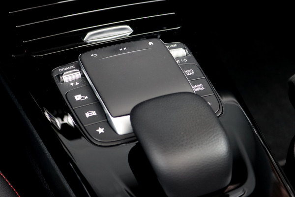Mercedes-Benz CLA-Klasse 200 Business Solution AMG Line Aut7 | Panoramadak | Widescreen | Trekhaak | Sfeerverlichting | Camera | High Perf. LED | Stoelverwarming | Cruise Control |
