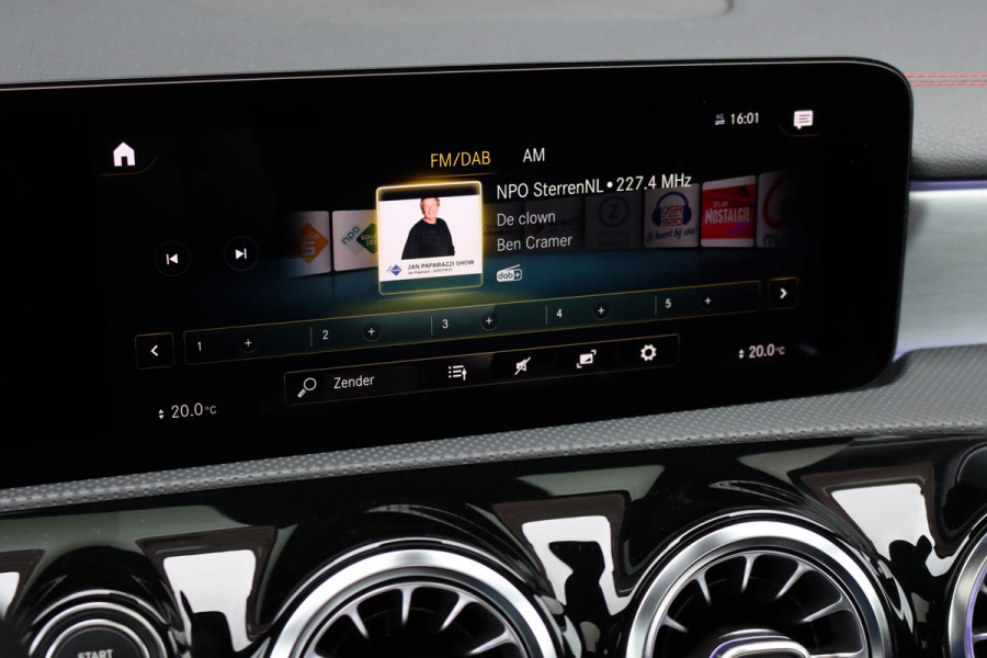 Mercedes-Benz CLA-Klasse 200 Business Solution AMG Line Aut7 | Panoramadak | Widescreen | Trekhaak | Sfeerverlichting | Camera | High Perf. LED | Stoelverwarming | Cruise Control |