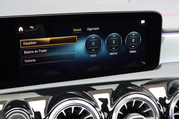 Mercedes-Benz CLA-Klasse 200 Business Solution AMG Line Aut7 | Panoramadak | Widescreen | Trekhaak | Sfeerverlichting | Camera | High Perf. LED | Stoelverwarming | Cruise Control |