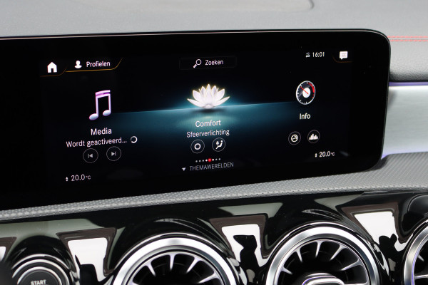 Mercedes-Benz CLA-Klasse 200 Business Solution AMG Line Aut7 | Panoramadak | Widescreen | Trekhaak | Sfeerverlichting | Camera | High Perf. LED | Stoelverwarming | Cruise Control |
