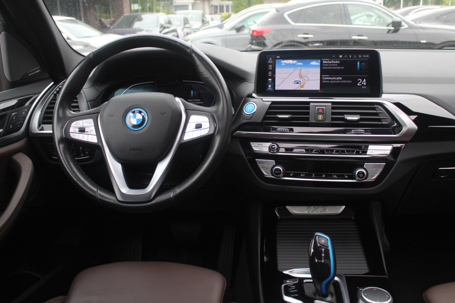 BMW iX3 High Executive 80 kWh / Trekhaak / Panoramadak / 360Camera / Head-up / 20'' / Leder / Harman Kardon / Navigatie / Memory seats / Dodehoek / DAB / Stoelverwarming / Cruise Control Adaptief