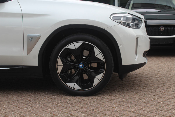 BMW iX3 High Executive 80 kWh / Trekhaak / Panoramadak / 360Camera / Head-up / 20'' / Leder / Harman Kardon / Navigatie / Memory seats / Dodehoek / DAB / Stoelverwarming / Cruise Control Adaptief