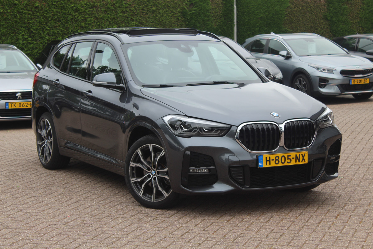 BMW X1 xDrive25e Executive Ed. M Sport / Trekhaak / Panoramadak / Camera / Head-up / Leder / 19'' / Navigatie / Stoelverwarming / DAB / Cruise Control BMW X1 xDrive25e Executive Ed. M Sport / Trekhaak / Panoramadak / Camera / Head-up / Leder / 19'' / Navigatie / Stoelverwarming / DAB / Cruise Control