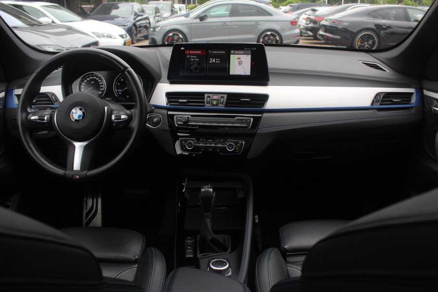 BMW X1 xDrive25e Executive Ed. M Sport / Trekhaak / Panoramadak / Camera / Head-up / Leder / 19'' / Navigatie / Stoelverwarming / DAB / Cruise Control