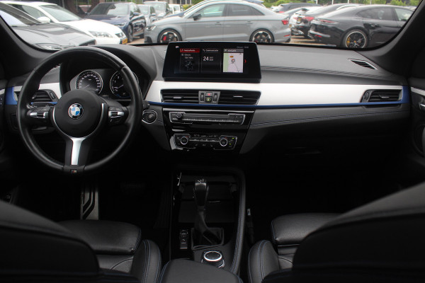 BMW X1 xDrive25e Executive Ed. M Sport / Trekhaak / Panoramadak / Camera / Head-up / Leder / 19'' / Navigatie / Stoelverwarming / DAB / Cruise Control