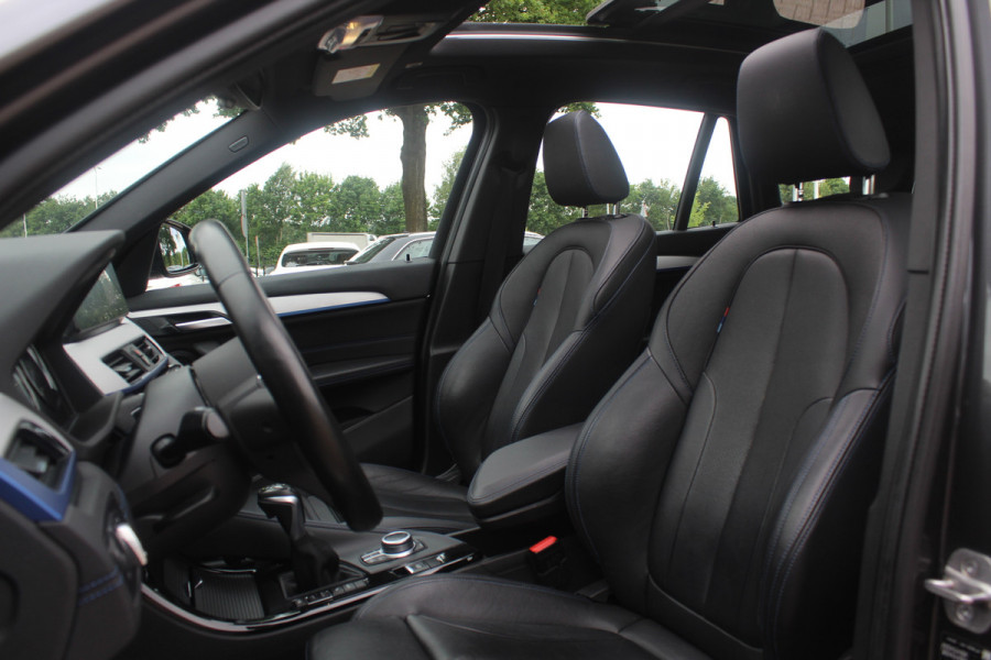 BMW X1 xDrive25e Executive Ed. M Sport / Trekhaak / Panoramadak / Camera / Head-up / Leder / 19'' / Navigatie / Stoelverwarming / DAB / Cruise Control