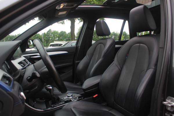 BMW X1 xDrive25e Executive Ed. M Sport / Trekhaak / Panoramadak / Camera / Head-up / Leder / 19'' / Navigatie / Stoelverwarming / DAB / Cruise Control