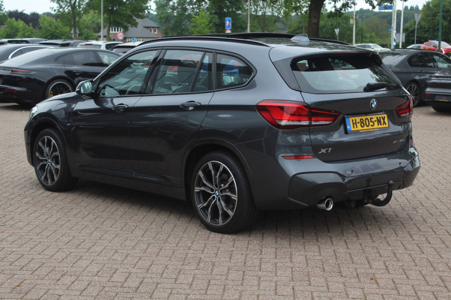 BMW X1 xDrive25e Executive Ed. M Sport / Trekhaak / Panoramadak / Camera / Head-up / Leder / 19'' / Navigatie / Stoelverwarming / DAB / Cruise Control