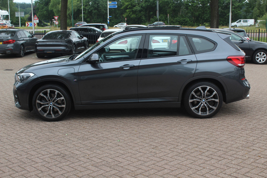 BMW X1 xDrive25e Executive Ed. M Sport / Trekhaak / Panoramadak / Camera / Head-up / Leder / 19'' / Navigatie / Stoelverwarming / DAB / Cruise Control