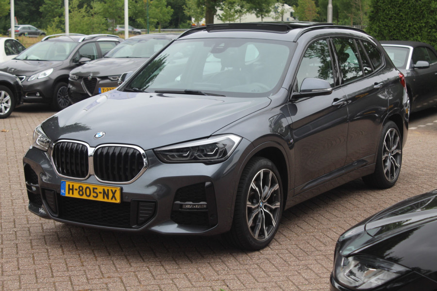 BMW X1 xDrive25e Executive Ed. M Sport / Trekhaak / Panoramadak / Camera / Head-up / Leder / 19'' / Navigatie / Stoelverwarming / DAB / Cruise Control