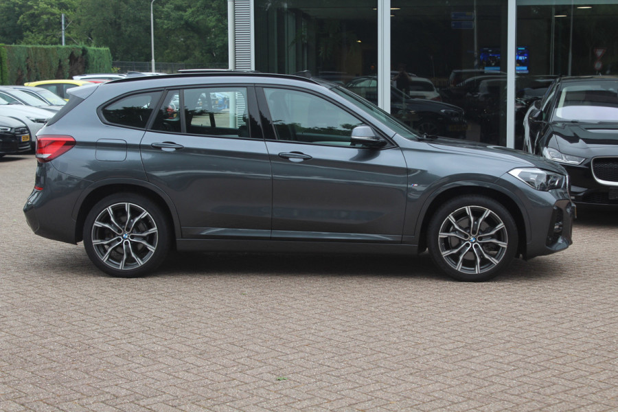 BMW X1 xDrive25e Executive Ed. M Sport / Trekhaak / Panoramadak / Camera / Head-up / Leder / 19'' / Navigatie / Stoelverwarming / DAB / Cruise Control