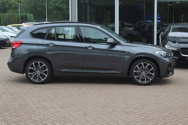 BMW X1 xDrive25e Executive Ed. M Sport / Trekhaak / Panoramadak / Camera / Head-up / Leder / 19'' / Navigatie / Stoelverwarming / DAB / Cruise Control