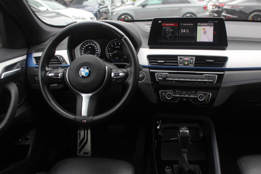 BMW X1 xDrive25e Executive Ed. M Sport / Trekhaak / Panoramadak / Camera / Head-up / Leder / 19'' / Navigatie / Stoelverwarming / DAB / Cruise Control