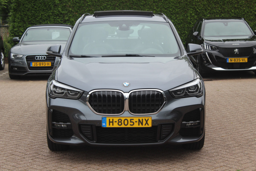 BMW X1 xDrive25e Executive Ed. M Sport / Trekhaak / Panoramadak / Camera / Head-up / Leder / 19'' / Navigatie / Stoelverwarming / DAB / Cruise Control