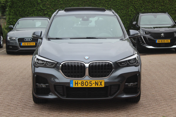 BMW X1 xDrive25e Executive Ed. M Sport / Trekhaak / Panoramadak / Camera / Head-up / Leder / 19'' / Navigatie / Stoelverwarming / DAB / Cruise Control