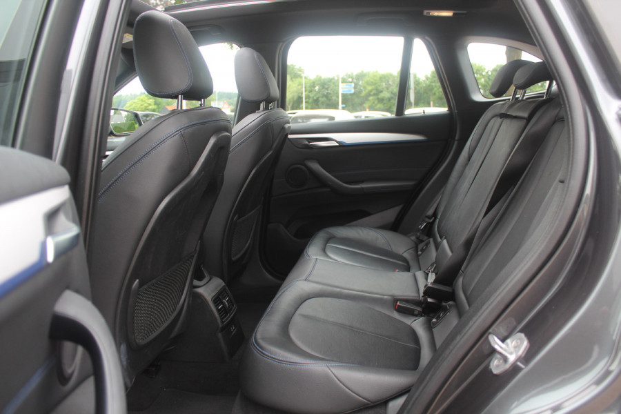 BMW X1 xDrive25e Executive Ed. M Sport / Trekhaak / Panoramadak / Camera / Head-up / Leder / 19'' / Navigatie / Stoelverwarming / DAB / Cruise Control
