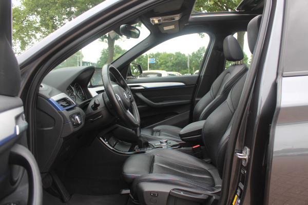 BMW X1 xDrive25e Executive Ed. M Sport / Trekhaak / Panoramadak / Camera / Head-up / Leder / 19'' / Navigatie / Stoelverwarming / DAB / Cruise Control