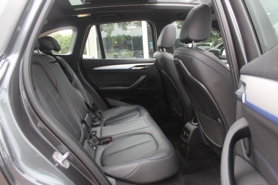 BMW X1 xDrive25e Executive Ed. M Sport / Trekhaak / Panoramadak / Camera / Head-up / Leder / 19'' / Navigatie / Stoelverwarming / DAB / Cruise Control
