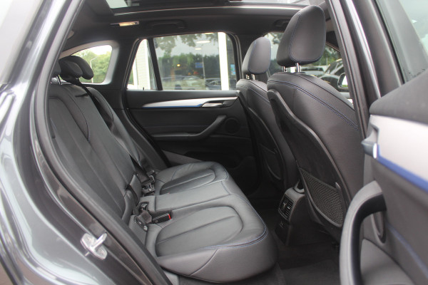 BMW X1 xDrive25e Executive Ed. M Sport / Trekhaak / Panoramadak / Camera / Head-up / Leder / 19'' / Navigatie / Stoelverwarming / DAB / Cruise Control