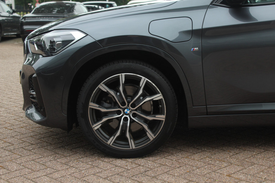 BMW X1 xDrive25e Executive Ed. M Sport / Trekhaak / Panoramadak / Camera / Head-up / Leder / 19'' / Navigatie / Stoelverwarming / DAB / Cruise Control