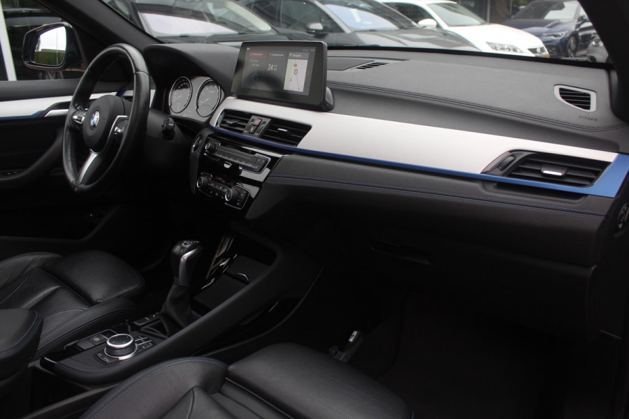 BMW X1 xDrive25e Executive Ed. M Sport / Trekhaak / Panoramadak / Camera / Head-up / Leder / 19'' / Navigatie / Stoelverwarming / DAB / Cruise Control