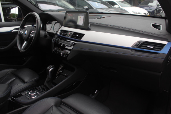 BMW X1 xDrive25e Executive Ed. M Sport / Trekhaak / Panoramadak / Camera / Head-up / Leder / 19'' / Navigatie / Stoelverwarming / DAB / Cruise Control