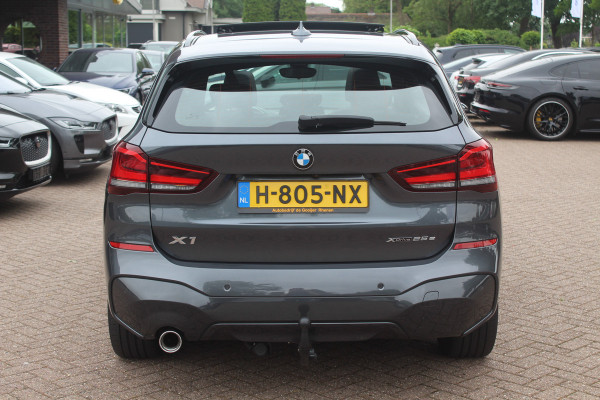 BMW X1 xDrive25e Executive Ed. M Sport / Trekhaak / Panoramadak / Camera / Head-up / Leder / 19'' / Navigatie / Stoelverwarming / DAB / Cruise Control