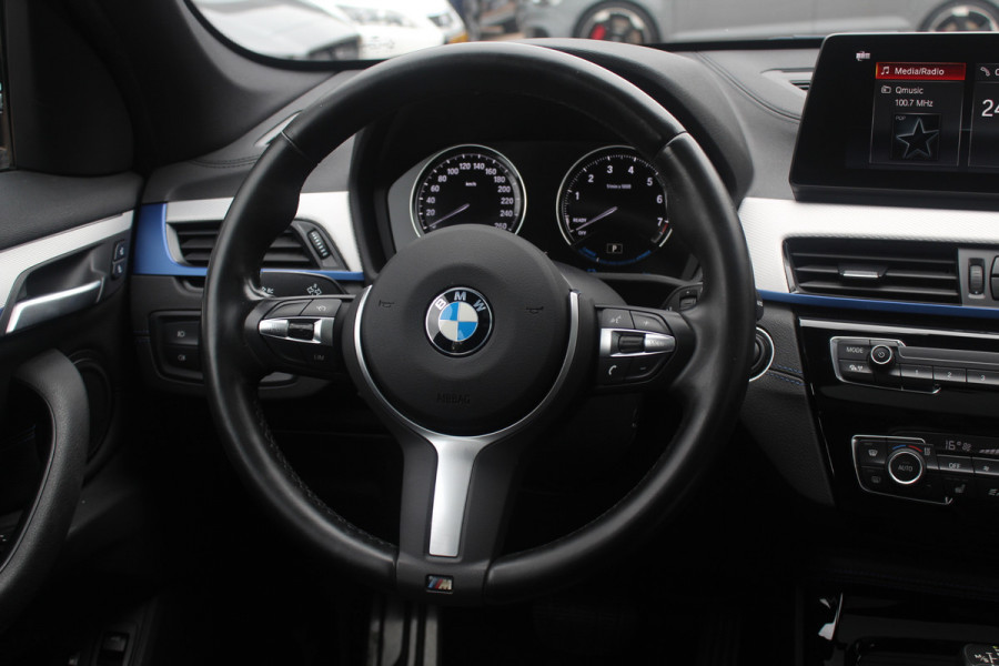 BMW X1 xDrive25e Executive Ed. M Sport / Trekhaak / Panoramadak / Camera / Head-up / Leder / 19'' / Navigatie / Stoelverwarming / DAB / Cruise Control