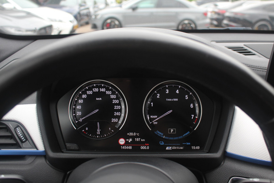 BMW X1 xDrive25e Executive Ed. M Sport / Trekhaak / Panoramadak / Camera / Head-up / Leder / 19'' / Navigatie / Stoelverwarming / DAB / Cruise Control
