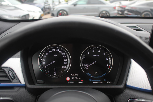 BMW X1 xDrive25e Executive Ed. M Sport / Trekhaak / Panoramadak / Camera / Head-up / Leder / 19'' / Navigatie / Stoelverwarming / DAB / Cruise Control