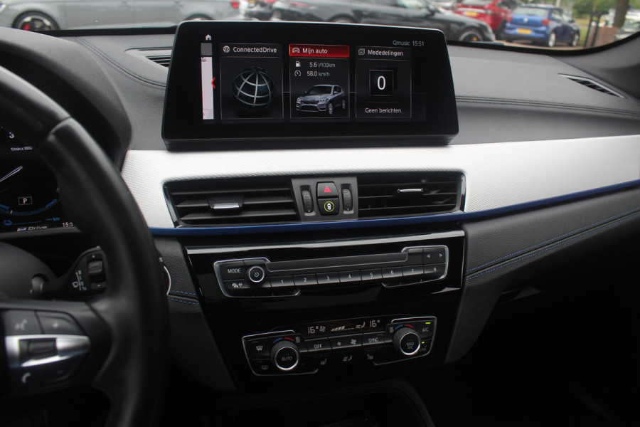 BMW X1 xDrive25e Executive Ed. M Sport / Trekhaak / Panoramadak / Camera / Head-up / Leder / 19'' / Navigatie / Stoelverwarming / DAB / Cruise Control