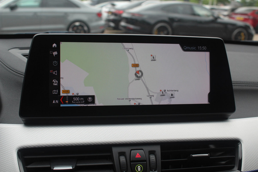BMW X1 xDrive25e Executive Ed. M Sport / Trekhaak / Panoramadak / Camera / Head-up / Leder / 19'' / Navigatie / Stoelverwarming / DAB / Cruise Control