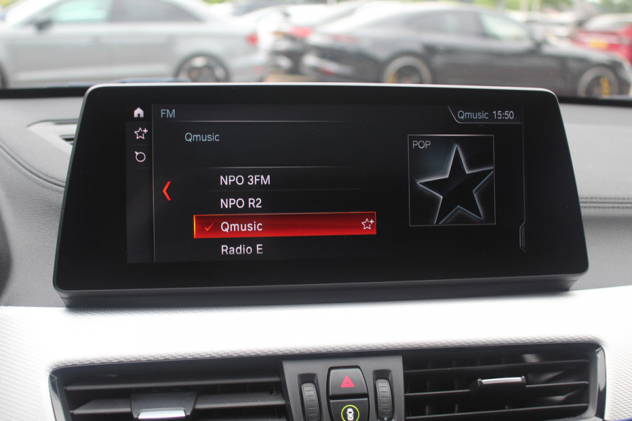 BMW X1 xDrive25e Executive Ed. M Sport / Trekhaak / Panoramadak / Camera / Head-up / Leder / 19'' / Navigatie / Stoelverwarming / DAB / Cruise Control